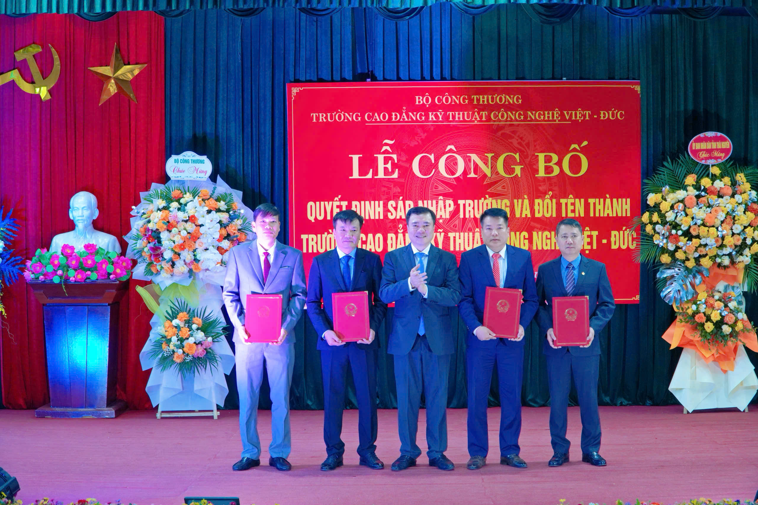 Công bố Quyết định sáp nhập và đổi tên thành trường Cao đẳng Kỹ thuật Công nghệ Việt - Đức